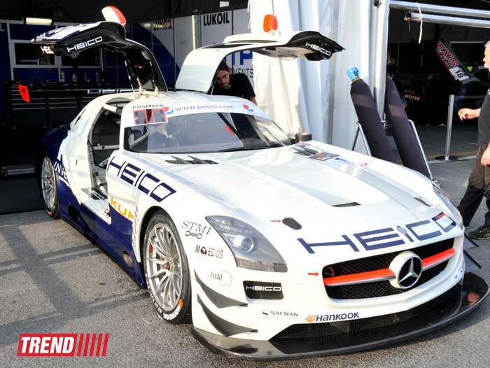 В Баку стартовал парад гоночных машин, участвующих в City Challenge (Фото)